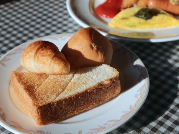 *［朝食一例］種類豊富♪あつあつの焼きたてパンをどうぞ