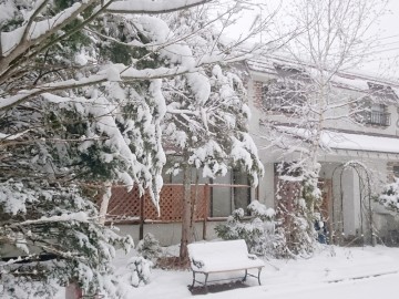 *［本館／外観（冬）］冬は雪遊びも楽しめます♪