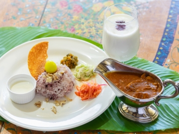 *夕食一例（はくば豚カレー）／地産地消にこだわり、じっくり煮込んだ豚ばら肉の旨みと、スパイスの香り。