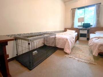 *ワンちゃん用部屋／ゲージをご用意しておりますので、同じ部屋でお休みいただけます。