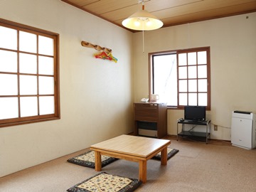 *［和室］畳ではなく絨毯を敷き詰めた客室です（冷房完備していません。予めご了承下さい）