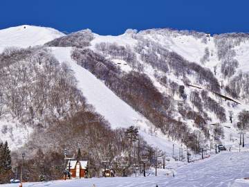 *【周辺景観・冬】白馬五竜スキー場まで徒歩約7分の立地