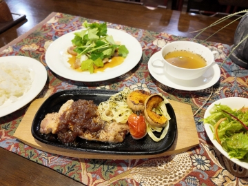 *夕食一例／メインの肉料理、前菜、サラダ、スープなどの洋食メニューをご用意してお待ちしております。
