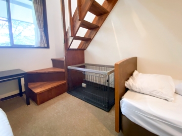 *ワンちゃん用部屋／ゲージをご用意しておりますので、同じ部屋でお休みいただけます。