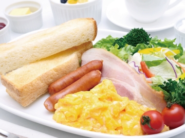 *［朝食一例］ ふわとろスクランブルエッグや、 育てたバラで作ったコンフィチュール添え自家製ヨーグルト