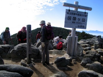 *[周辺のお勧めスポット：国師岳山頂]