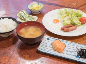 *[朝食一例]シンプルで栄養たっぷりの和食セットメニューをご用意します