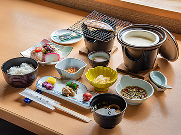 *【朝食一例】サラダや焼き魚、湯豆腐等、バランスの取れた健康的な和朝食をご用意致します。