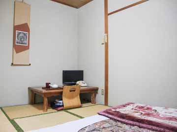 *【和室6畳一例】お一人様用のこじんまりとした和室です。お布団は予め敷いております。