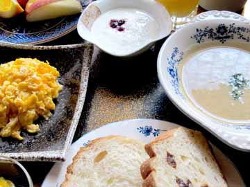 【洋朝食一例】絶品の楽健寺天然酵母パンや卵料理・シリアルなどがメイン♪オレンジジュースが付きます。