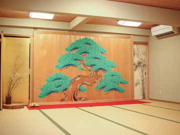 *【広間】檜の板に描かれた老松(鏡板)が飾られている広間では、お食事の他に狂言の稽古も行っています。