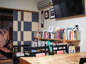 *【談話室】ガイドブックや日本文化の本等、沢山置いております♪ご自由にお読み下さいね。