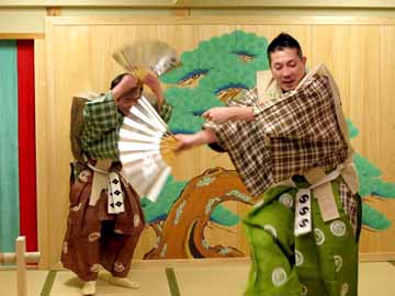 当館では不定期で狂言の稽古や”狂言らいぶ”が行われています。稽古の風景は自由にご見学いただけます。
