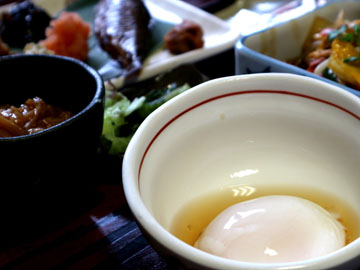 *朝食一例/温泉名物、温泉玉子。ごはんにかけても、そのままでも美味しい一品。