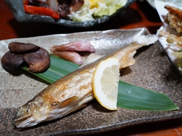 *夕食一例/清流で育った鮎を昔ながらの塩焼きで。塩とレモンで、さっぱりといただける逸品。