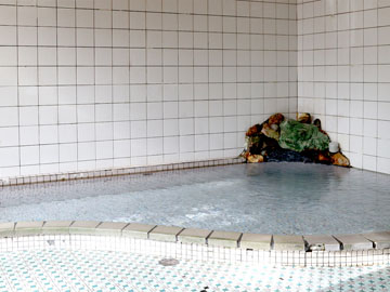 *温泉/霧積温泉の宿は当館一軒のみ。毎分300リットル湧く温泉を掛け流しで。