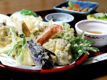 *季節、地元野菜や地元農家のキノコを使った10種類ほどの天ぷらをご用意いたします。