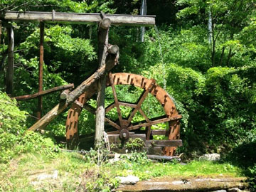 *新緑の時期は山の中なのでとても涼しく過ごせます。水車の鳴る音、水のせせらぎの音に涼を感じます。