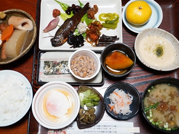 *朝食一例/山の宿ならではの和朝食。山菜や手作りの佃煮、温泉玉子。素朴な家庭料理が並びます。