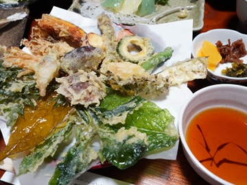 *季節、地元野菜や地元農家のキノコを使った10種類ほどの天ぷらをご用意いたします。