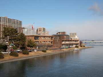 *【外観】当館は瀬田川の中洲に建つ少し変わった立地です。