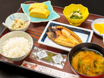 朝食一例：魚の干物も身がふっくらして美味しいと人気。朝からしっかりエネルギーチャージ！
