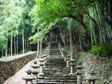 *【周辺】万松院（徒歩で約5分）