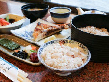 *【お料理】朝は古代米、お魚、小鉢など健康的なメニュー★