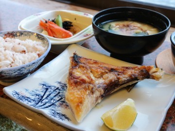 *【お料理】カンパチのカマの塩焼きがメインの和朝食です。