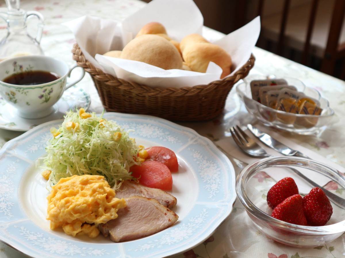 ＊朝食／自家製の燻製（ベーコンやスモークチキン）、自家製焼きたてパン、卵、サラダなど洋朝食