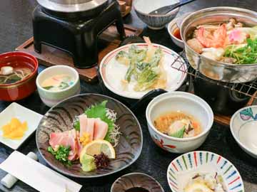 *【夕食一例】9品ほどの和会席風料理。