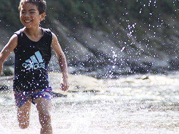 *川の水だから冷たくて気持ちいい！