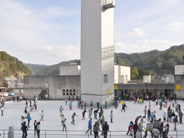 毎年人気のアイススケートリンクがOPEN!