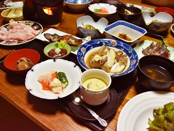 *夕食一例／鮎の焼き物や山形名物芋煮など、地元の味覚をたっぷりとお楽しみください。