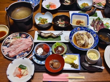 *夕食一例／鮎の焼き物や山形名物芋煮など、地元の味覚をたっぷりとお楽しみください。