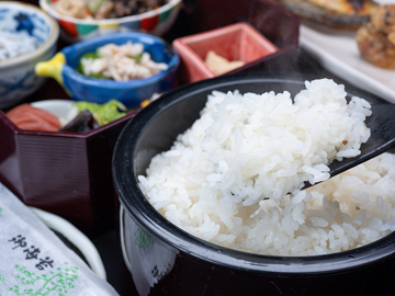 *【朝食】ご飯は、自家製の米を温泉水で炊いています！