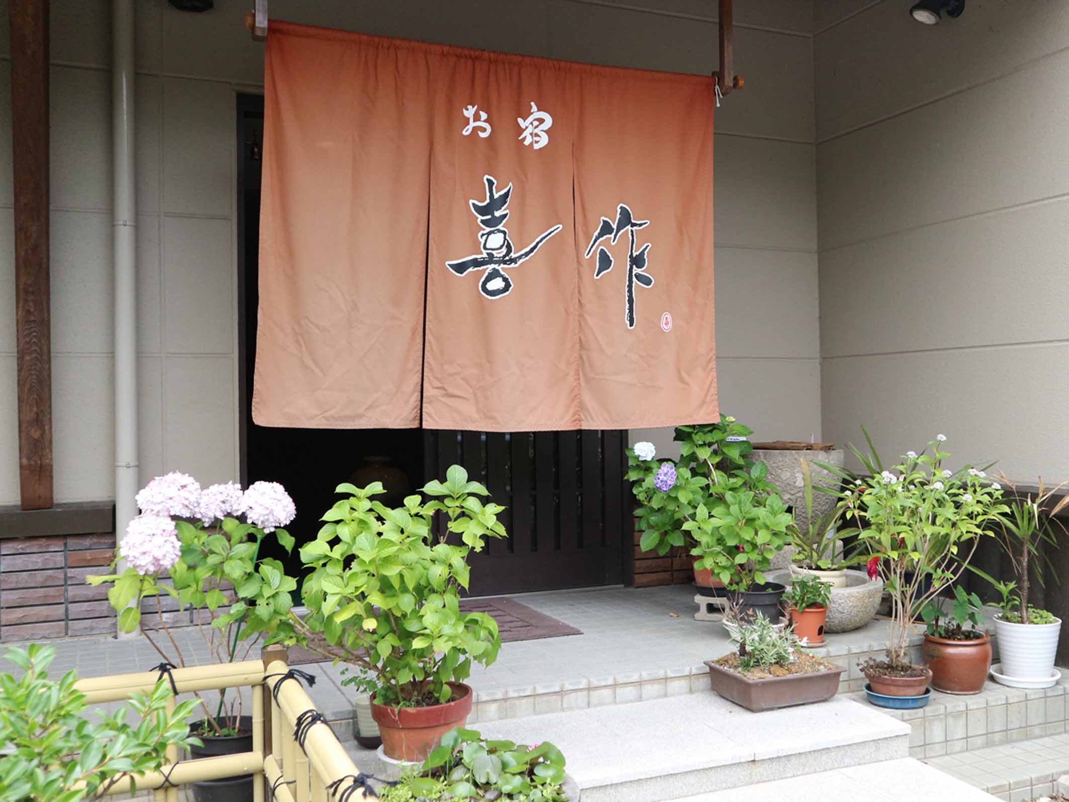 【玄関】皆様のお越しをお待ちしております！