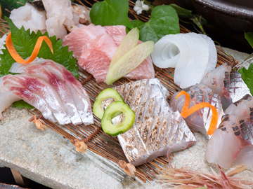 *【海の幸三昧】和歌山県産の質にこだわった新鮮な魚介をお造りで！（一例）