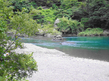 【周辺】向かいには綺麗な川が。夏は川遊びもできます！