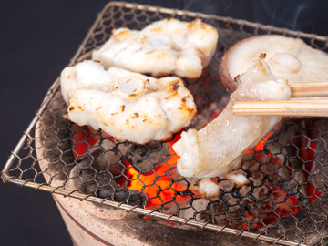*【クエコース】焼くことで旨味が凝縮される「焼きグエ」はすだちをさっと絞って。（一例）