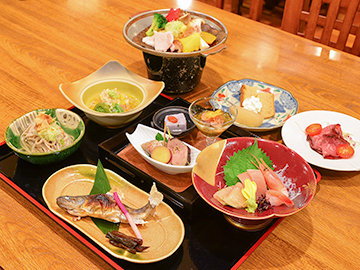 *竹コース／地元の食材をふんだんに使用したバランスのちょうどいい夕食です。