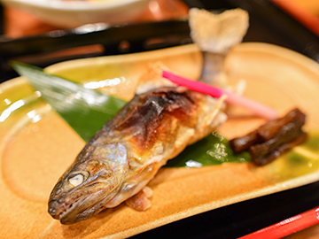 *夕食一例／清らかな清流で育った、岩魚を塩焼きでお愉しみください。