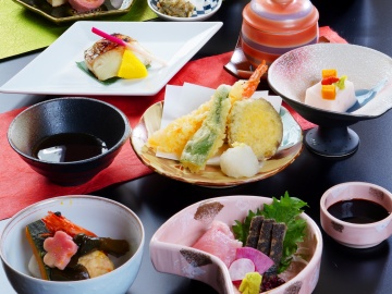 【やくも会席】繊細な味わいをご堪能くださいませ。