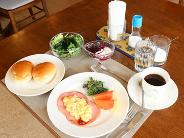 *【朝食一例】バランスの取れた王道モーニングです。デザートのジャムは長野産フルーツ！