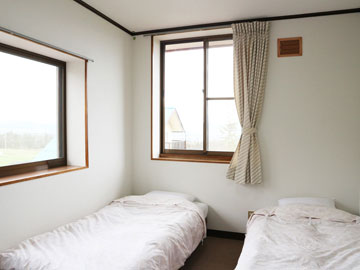 *【客室一例】ツインルーム。大きな窓で解放感のあるお部屋です。