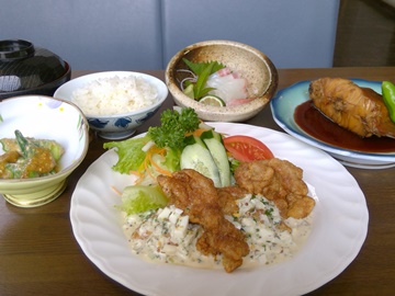 【日替わり夕食一例】日替わりで小鉢・ミニ刺身・肉料理・魚料理をご用意！