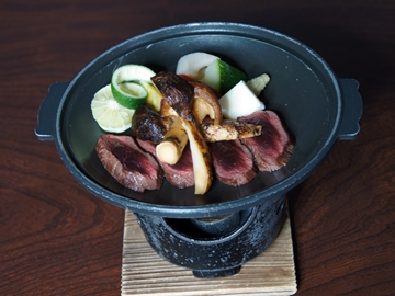 *信州牛＋松茸プラン／信州牛のステーキに南信州産の松茸が載った贅沢な一品。