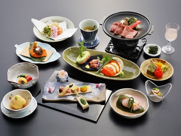 *夕食一例／春メニュー（2022）信州サーモンなど県内産の食材や郷土の食材を厳選しています。
