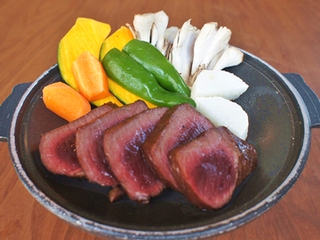 *夕食一例／ヘルシーな鹿肉の陶板焼きが食欲をそそります