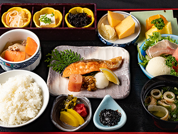 小鉢の並ぶ和朝食